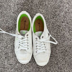 Cariuma Off-White Sneakers with Lime Green Detail